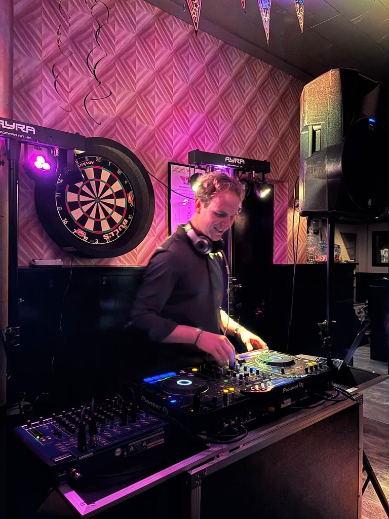 DJ Stinna draait tijdens een feest