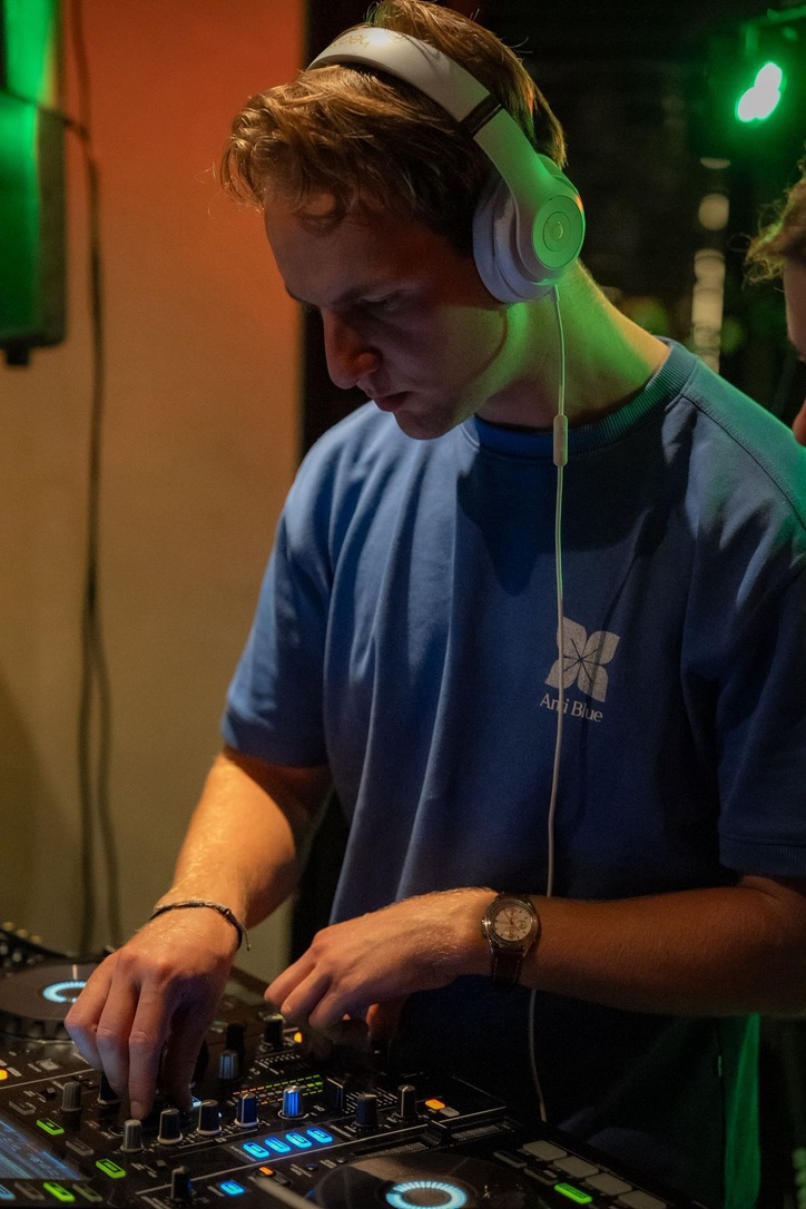 DJ Stinna achter de draaitafel