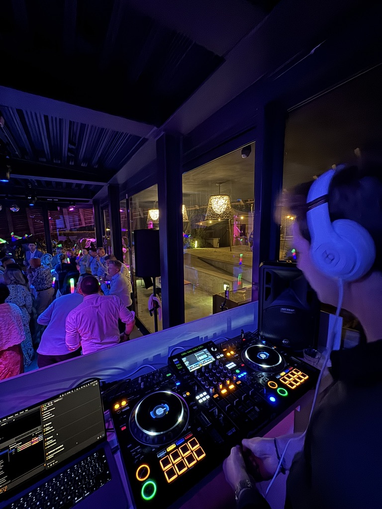 DJ booth tijdens een optreden