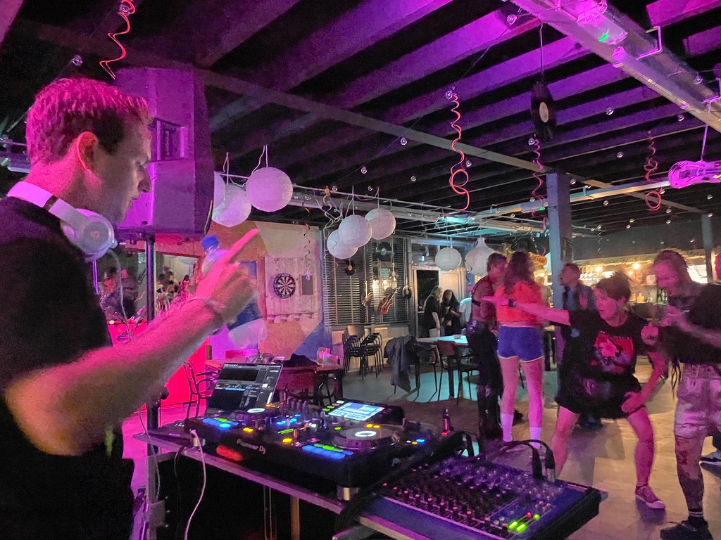 DJ Stinna en dansende gasten